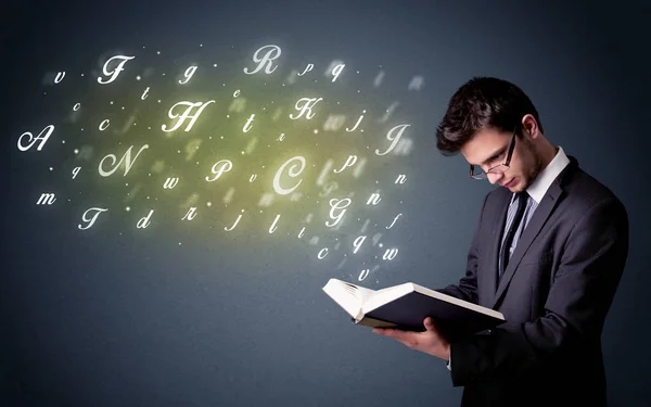 Joven sosteniendo libro con cartas — Foto de Stock