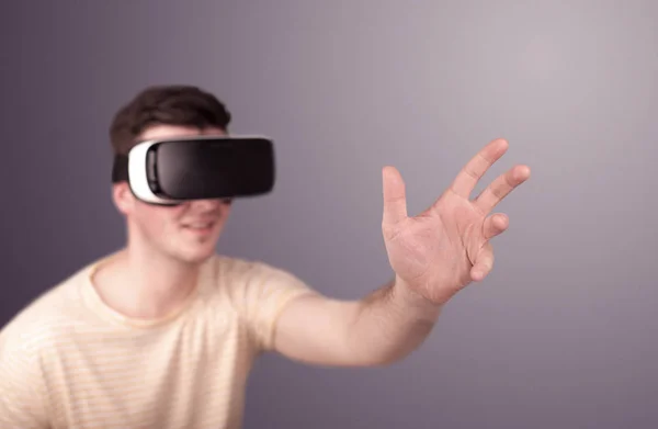 Hombre con gafas de realidad virtual —  Fotos de Stock