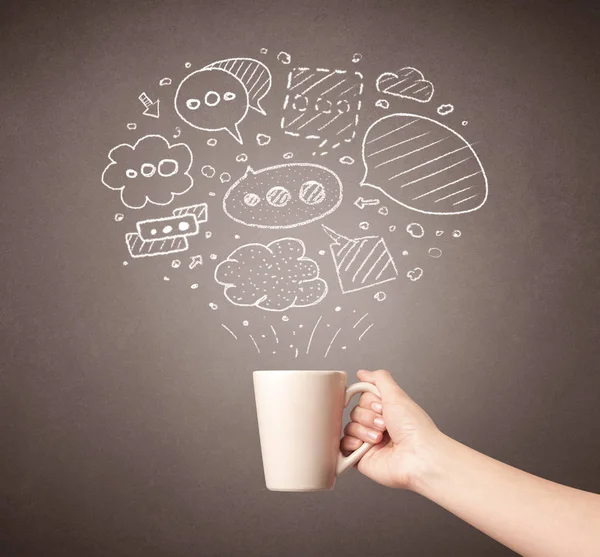 Çay bardağı tutan el