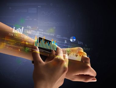 Smartwatch giyen kadın eli kapatın