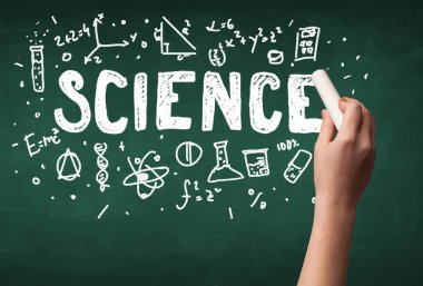 Olgun bilim adamı gemide çizim yapıyor.