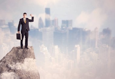 Kazanan şehir işadamı taşın üstünde 