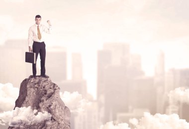 Tehlikeli cliff üzerinde emin iş adamı