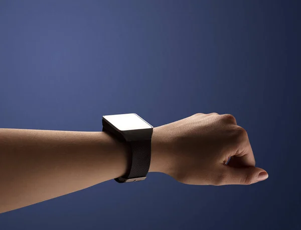 Zblízka ženské ruka s obrazovkou smartwatch balck — Stock fotografie