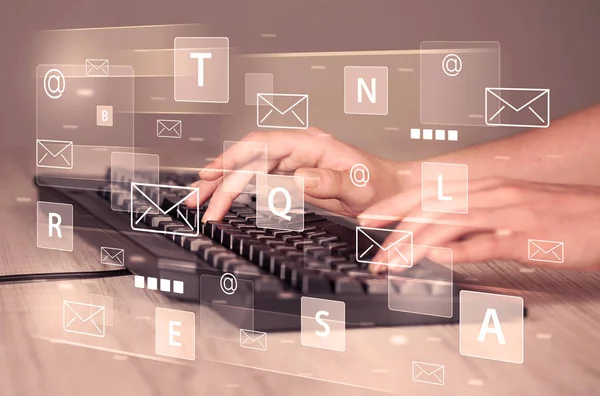 Tecleo a mano en el teclado con iconos de tecnología digital — Foto de Stock