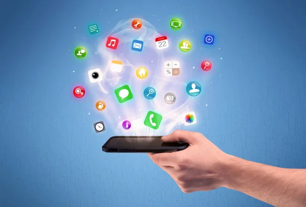 Mão segurando tablet telefone com ícones de aplicativos — Fotografia de Stock