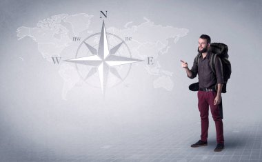 Sırt çantalı genç adam.