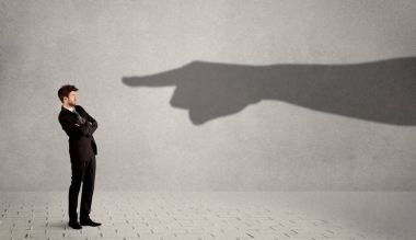 İş kişi ona konsantrasyon gösteren büyük gölge ele arıyorsunuz