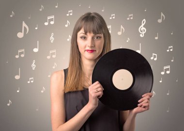 Vinil kaydı tutan kadın