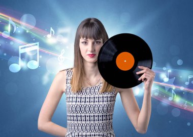 Vinil kaydı tutan kadın