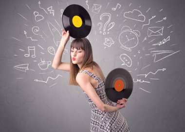 Vinil kaydı tutan kadın