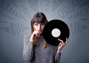 Vinil kaydı tutan kadın