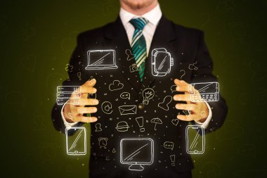 Ağ simgeleri tutan işadamı