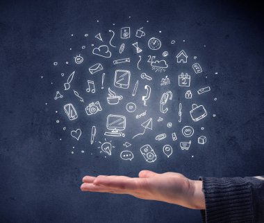 Karışık çizimler tutan el