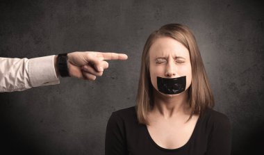 Kadına gösteren bir el