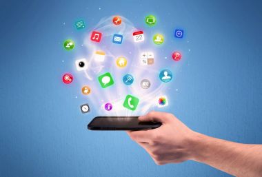 Tablet telefon app simgeleri ile tutan el
