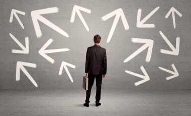 Duvarda okları olan kafası karışmış bir satıcı.