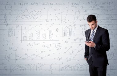 Grafik çizelgeleriyle ayakta duran satıcı.