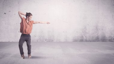 Boş geçmişi olan güzel bir şehir dansçısı.