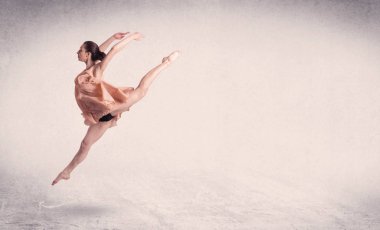 Modern balerin boş arka planla sanat atlayışı yapıyor.