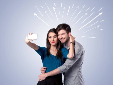 Oklarla selfie çeken sevimli bir çift.