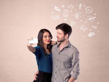 Düşünceleriyle selfie çeken çift.