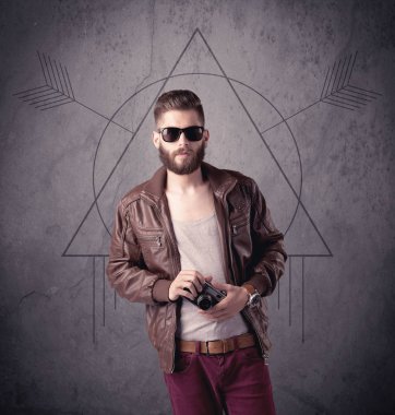 Sıradan komik erkek cep telefonu kullanıyor.