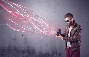 Kamera ve parlak çizgileri olan zarif bir hippi.