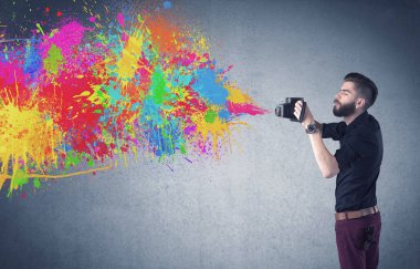 Kamera ve boya sıçratan hippi adam.