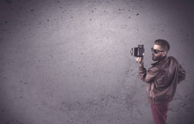 Klasik kamera ve sakallı hippi adam.