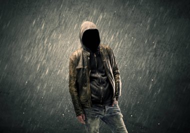 Kapüşonlu hayalet yüzlü adam