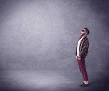 Boş uzayda bağıran manken