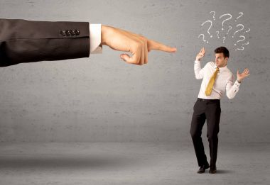 Kafası karışmış bir çalışan patrondan emir alıyor.