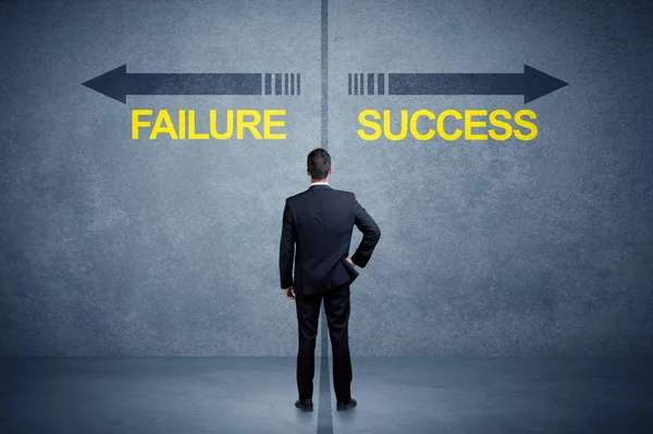 Affärsman står framför framgång och misslyckande pilen conce — Stockfoto
