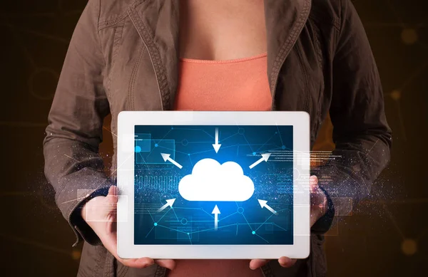 Frau hält Tablet mit Cloud-Symbol — Stockfoto