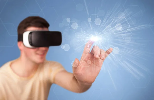 Man wearing virtual reality goggles — Stock Photo, Image