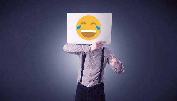 Zakenman holding papier met lachende emoticon — Stockfoto