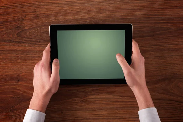 Business händer som håller tablet — Stockfoto