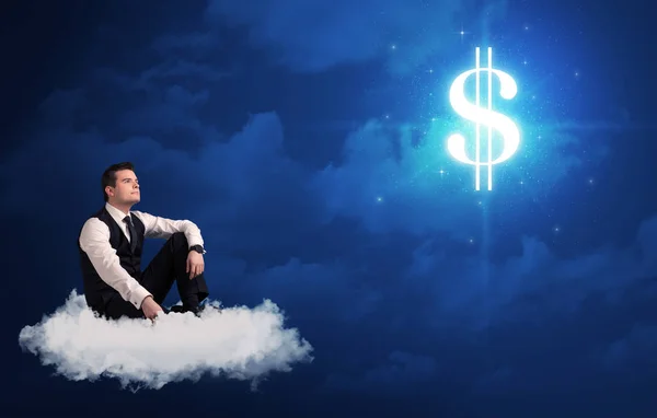 Hombre sentado en una nube soñando con dinero — Foto de Stock