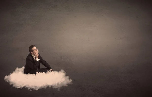 Hombre sentado en una nube con fondo liso — Foto de Stock