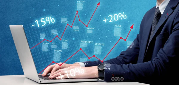 Verkäufer arbeitet mit Laptop an Grafik — Stockfoto