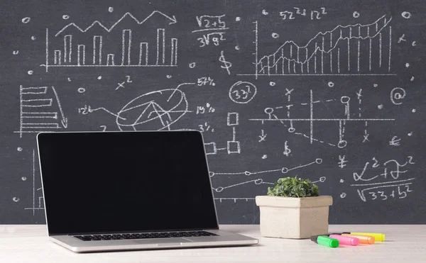 Financiële business grafieken en kantoor laptop — Stockfoto