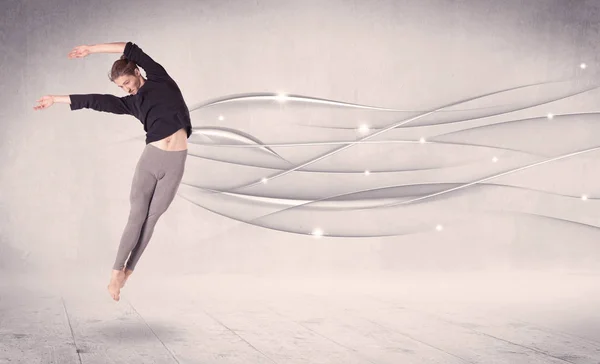 Bailarina de ballet interpretando danza moderna con líneas abstractas — Foto de Stock