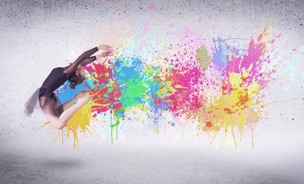 Moderní pouliční tanečnice skákající s barevnými nátěry — Stock fotografie