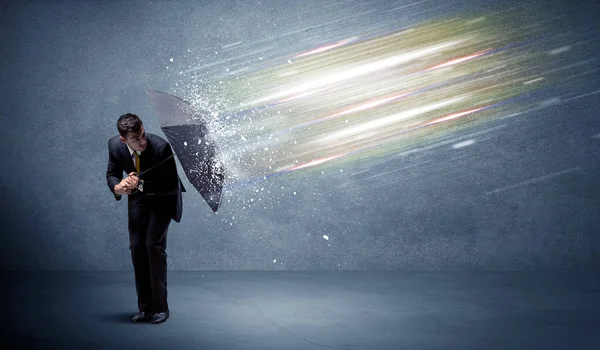 Homem de negócios defendendo feixes de luz com conceito guarda-chuva — Fotografia de Stock