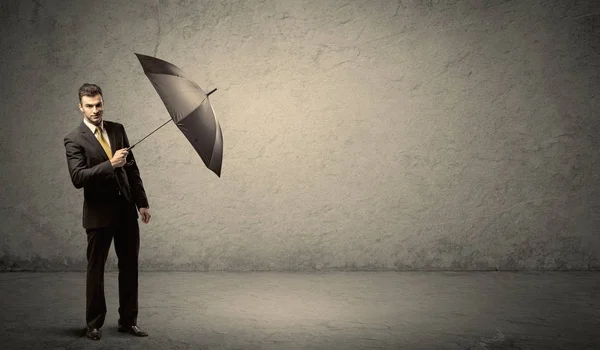Красивий бізнесмен тримає парасольку з копіювальним простором — стокове фото