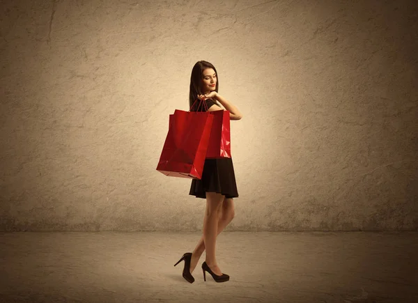 Zakupy dziewczyna z torbami i jasne tło — Zdjęcie stockowe