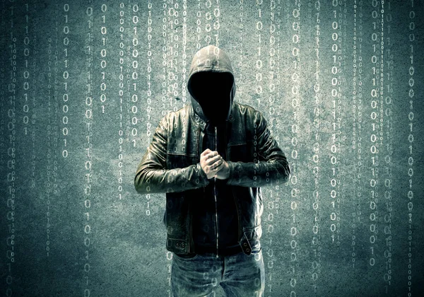 Hacker misterioso irritado com números — Fotografia de Stock