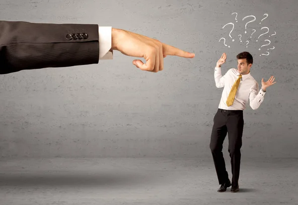 Empleado confundido recibiendo orden del jefe — Foto de Stock