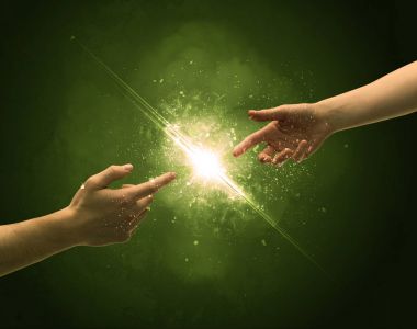 Dokunan kollar parmak ucunda kıvılcım saçıyor.